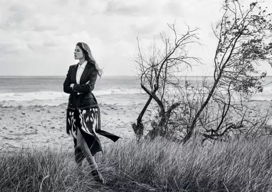 Palton din stofa de lana si blana de capra, Roberto Cavalli, 19.900 lei; camasa din bumbac, Stefanel, 270 lei; fusta din stofa de lana, Masnada, 1.450 lei, magazinul Consacre; bocanci din piele, Dr. Martens, 479 lei, magazinul Office Shoes.