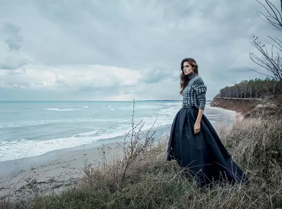 Pulover din casmir, Gerard Darel, 1.106 lei; jacheta din casmir, Prada, 2.580lei, magazinul Mengotti; fusta din stofa de lana si matase, Christian Dior, 7.219 lei, magazinul Victoria 46.