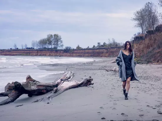 Cardigan din casmir, Gerard Darel, 1.268 lei; rochie din stofa de lana, Prada, 8.520 lei, magazinul Mengotti; palton din casmir, Ermano Scervino, 6.283 lei; etola din blana de vulpe, 4.990 lei, Païsi; bocanci, Dr. Martens, 479 lei, magazinul Office Shoes.