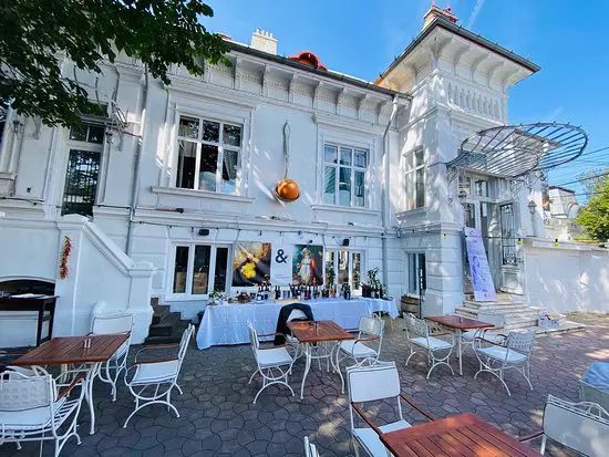 „Politica-si-delicateturi-restaurantul-lui-Mircea-Dinescu