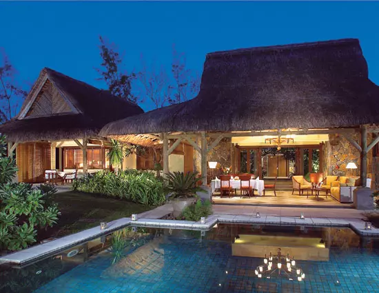 Piscina si restaurantul de la hotelul Le Prince Maurice
