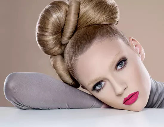 In toate cartile de make-up sintem sfatuite sa nu accentuam mai multe trasaturi ale fetei si sa ne concentram fie pe ochi, fie pe buze, fie pe pometi. Totusi, poti ignora cu succes aceasta regula daca inveti arta aplicarii machiajului cu moderatie. Alege un fond de ten iluminator si aplica-l intr-un strat foarte subtire pe toata fata. Contureaza-ti ochii cu fard maro si rasfata-ti genele cu doua straturi de mascara. Apoi accentueaza pometii cu o bruma de pigment de culoarea piersicii si invioreaza-ti buzele cu un ruj trandafiriu. Secretul acestui look sta in estomparea perfecta a culorilor. Nici un contur nu este definit, nici o nuanta nu este stridenta, totul se imbina delicat, ca intr-un tablou.  