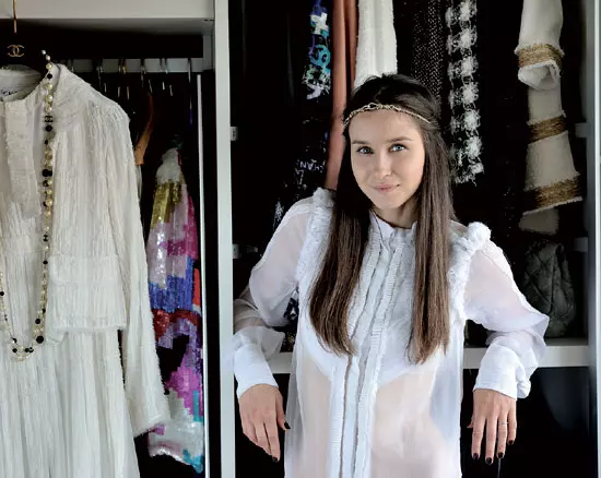 Rar am intilnit persoane carora sa le vina la fel de bine un blazer Chanel si o pereche de pantaloni baggy. „Ma imbrac dupa cum simt. Nu sint o fashion addict, drept care nu ma ghidez mereu dupa tendinte”. 