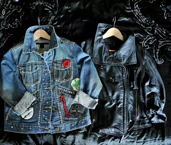 Dupa ce am aruncat o privire in dulapul Wandei mi-am dat seama ca aceasta nu este adepta schimbarilor radicale in ceea ce priveste garderoba. „Cred ca e din ce in ce mai greu sa tii pasul cu moda si cu codurile vestimentare. Tocmai de aceea am adunat «munti de haine» din perioade diferite ale vietii mele. Imi aduc aminte de etapa after-hour DJ, cind totul era colorat si eclectic – de la vestimentatie pina la muzica. Mai tirziu am descoperit Comme des Garçons si Marithé&François Girbaud, dupa care am trecut la un stil simplu, dar elegant. Insa niciodata in tot acest timp nu am renuntat la ideea de a-mi cumpara jeansi. Jeansii rules!“ 