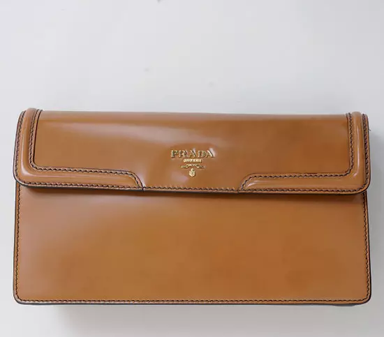 Plic din piele, Prada, 2.650 lei, magazinul Mengotti