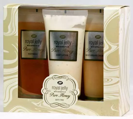 Set Royal Jelly Bath Trio, Boots, 49,9 lei, disponibil in farmaciile Sensiblu. Contine crema de baie, gel de dus si lotiune de corp.