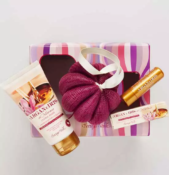 Set argan si iris, ce contine crema de maini, balsam de buze si burete de baie, Bottega Verde, 31,92 lei, in farmaciile Help Net.