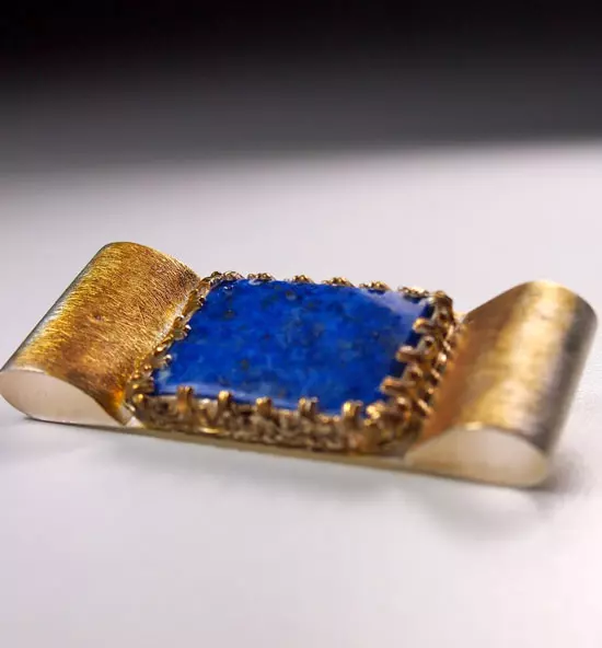 Brosa din argint aurit cu lapis, 850 lei,  www.bijuteriicualint.ro