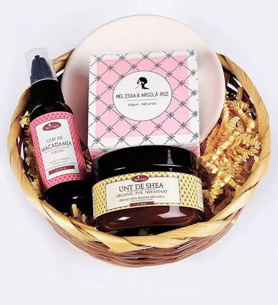 Set cosmetice, ce cuprinde ulei de macadamia, unt de shea nerafinat, sapun Lois Melissa si savoniera ceramica alba, www.bio-natura-online.ro, 45 lei.