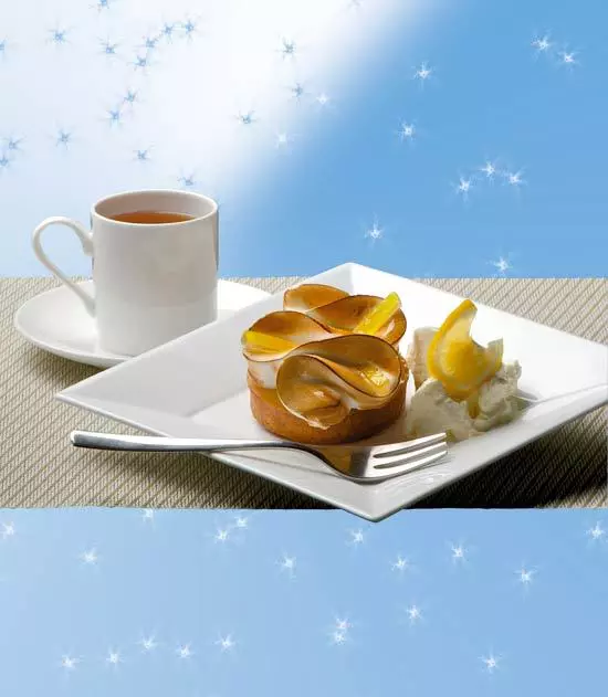 TARTA CU CREMA DE LAMAIE SI BEZEA
INGREDIENTE
Pentru aluat: 210 g faina, un varf de sare, 113 g unt la temperatura camerei, 1 ou mare, batut
Pentru crema: 3 oua mari, 80 ml suc de lamaie proaspat stors, 150 g zahar, 4 lg (linguri) unt, taiat cubulete, la temperatura camerei, 1 lg coaja rasa de lamaie
Pentru bezea: 4 albusuri mari, 130 g zahar
PREPARARE
Etapa I: aluatul. Intr-un castron, amesteca faina si sarea, apoi lasa deoparte. Intr-un alt castron, inalt, pune untul si bate-l cu mixerul pana devine moale si cremos. Adauga zaharul si continua sa mixezi pana cand obtii o crema pufoasa. Treptat, toarna oul batut, mixand doar pana la omogenizare (daca insisti, untul se va separa de compozitie). Adauga toata faina odata si continua sa framanti cu mixerul pana cand obtii o bila de aluat (opreste-te, altfel vei obtine un aluat prea tare). Pune bila pe o suprafata dreapta si apas-o pana cand obtii un disc; inveleste-l in folie de plastic si lasa-l in frigider timp de 30 min. Pregateste o forma pentru tarte, cu diam. de 20-23 cm si baza detasabila. Scoate aluatul din frigider si intinde-l cu grija, pana obtii o forma rotunda, cu 1 cm mai mare decat forma si groasa de circa 3 mm. Asaz-o in forma, fara sa o intinzi, si indeparteaza marginile in exces. Inteapa aluatul din loc in loc, sa nu se umfle. Mai pune in frigider 20 min. Intre timp, incinge cuptorul al 205°C, pune gratarul in centru si, cand scoti tarta, acoper-o cu hartie de copt si pune deasupra, drept greutate, orez sau boabe de fasole. Lasa la copt cam 20-25 min.
Etapa II: crema. Cat se coace aluatul, pregateste un castron la bain-marie. Amesteca usor, cu telul, ouale, zaharul si sucul de lamaie, pana cand compozitia devine groasa ca o smantana. Va dura cam 10 min. Ia de pe foc si trece imediat printr-o strecuratoare, ca sa indepartezi eventualele cocoloase. Cu telul, amesteca untul in compozitie, apoi coaja de lamaie rasa. Toarna apoi crema peste tarta si uniformizeaza. Redu temperatura cuptorului la 177°C si coace tarta cam 10 min. sau pana cand crema e inchegata pe margini, dar inca moale in centru. 
Etapa III: bezeaua. Intr-un bol curat, bate spuma albusurile si zaharul, apoi pune bezeaua peste tarta fierbinte, cu grija, ca sa acoperi uniform si sa nu ramana goluri de aer. Da la cuptor inca 10-15 min. sau pana cand bezeaua devine maronie. Lasa la racit intr-un loc ferit de curent, apoi serveste.
 