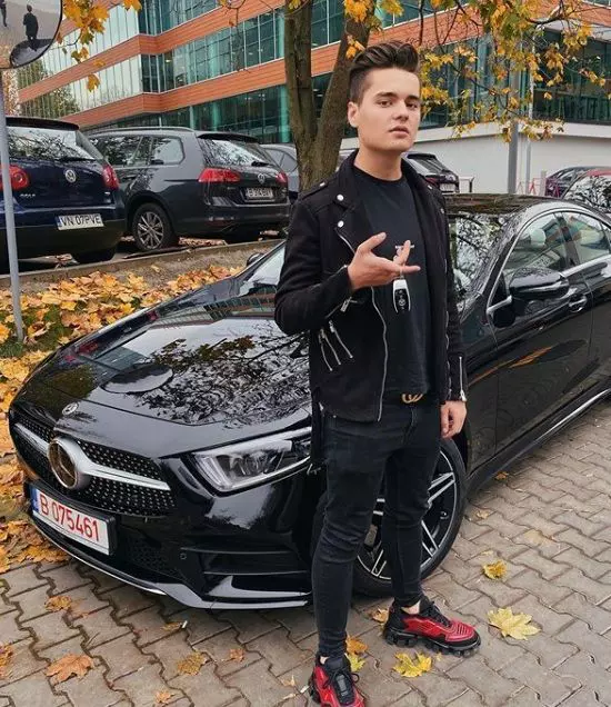 bucurie-mare-pentru-selly-celebrul-vlogger-are-acum-numere-la-masina-ce-parere-aveti_size20