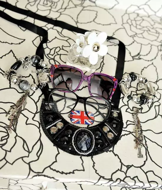 Imi plac bijuteriile pretioase, desi din pacate nu mi le pot permite acum… Insa sustin urmatoarea idee: mai bine putin, dar valoros, decit mult si nesemnificativ.