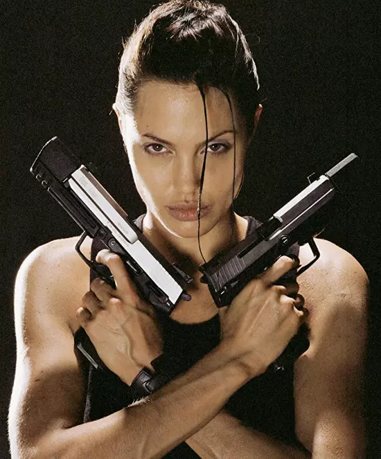 Lara Croft (Angelina Jolie) în filmul `Lara Croft Tomb Raider` din 2001