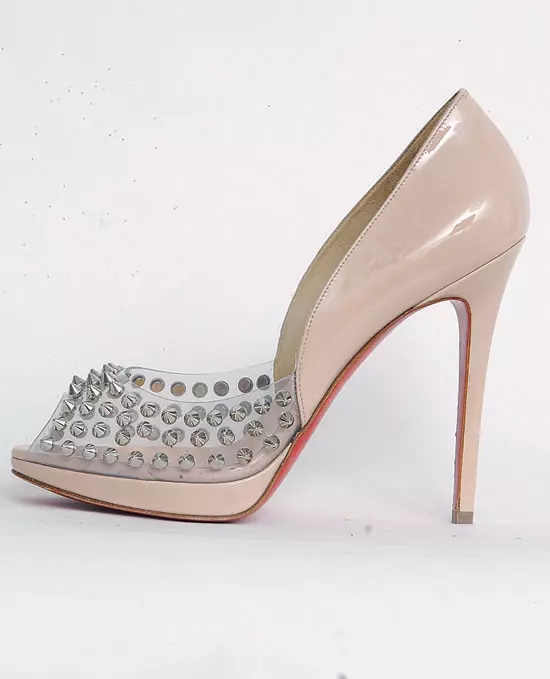 Pantofi din piele lacuita cu tinte aplicate, Christian Louboutin, 2.600 lei, The Place Concept Store 