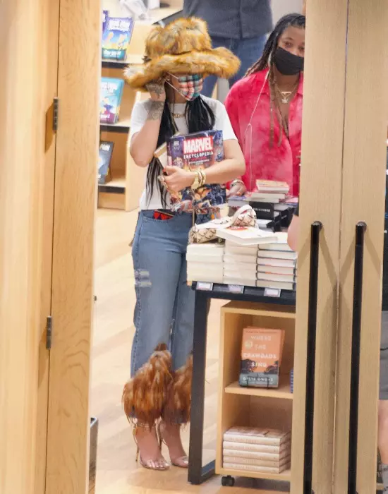 Rihanna la mall 3
