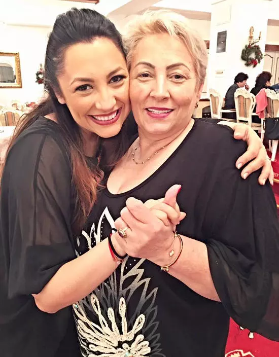 Andra și mama sa, Elena