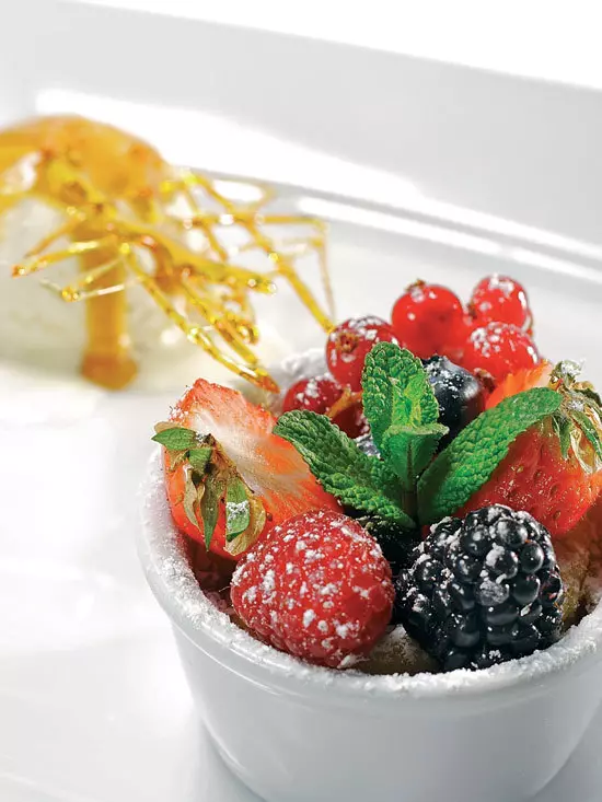 BUDINCA DE CIOCOLATA CU FRUCTE ROSII
INGREDIENTE: 100 g ciocolata neagra (65-80%), 100 g ciocolata cu lapte, 200 g unt, 150 g zahar brun, 2 linguri faina, 4 oua, doua linguri de coniac, un praf de sare; pentru ornat: fructe de sezon, 2 linguri de zahar pudra vanilat
MOD DE PREPARARE
Pui intr-o cratita ciocolata, untul, coniacul si zaharul. O pui la bain-marie, pe foc potrivit, amestecand mereu. Iei de pe foc cand compozitia e omogena, lasi sa se raceasca. Separat, freci galbenusurile cu faina, apoi adaugi incet compozitia de ciocolata, racita. Bati albusurile spuma si le incorporezi cu grija. Pui totul la fiert intr-o cratita unsa cu unt, tot la bain-marie, pentru 45-50 de minute. 
Intre timp, poti prepara, din 300 g zahar si o pastaie de vanilie, bine maruntite in blender, un zahar pudra aromat. Il poti pastra mult timp intr-un borcan din sticla sau ceramica, inchis ermetic.
Torni budinca in cupe sau pahare si lasi sa se raceasca, apoi o lasi in frigider cel putin o jumatate de ora. O servesti acope­rita cu fructe (zmeura, coacaze rosii) si pudrata cu zaharul vanilat.
 