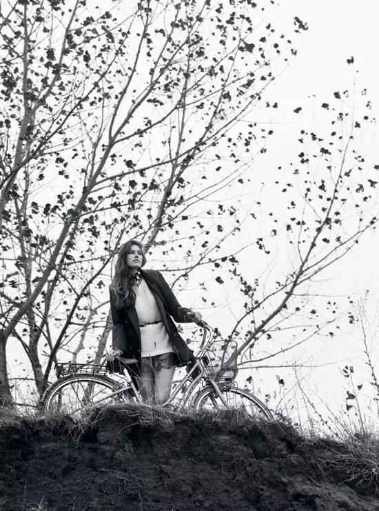 Pulover din lana, Zadig&Voltaire, 1.469 lei, magazinul Day&Night; neglijeu din tul si dantela Chantilly, I.D. Sarrieri, 2.223 lei; sacou din stofa de lana si matase, Undercover, 17.945 lei, magazinul Entrance, bicicleta, Ideal City Life, 1.450 lei, magazinul Cyclopedia.