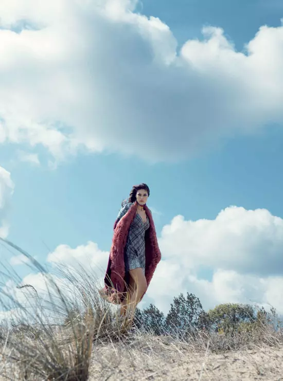 Rochie din stofa de lana si paiete aplicate, palton din matase si pene de strut, ambele Louis Vuitton, cu pretul la cerere; esarfa din matase vintage.