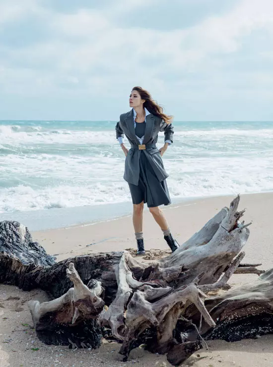 Vesta din casmir, fara maneci, 2.140 lei, fusta din stofa de lana, 3.353 lei, ambele Ermano Scervino; camasa din bumbac, Zara, 169 lei; palton din stofa de lana, Isabel Marant pentru H&M, 799 lei; curea vintage, Gucci; bocanci din piele, Dr. Martens, 479 lei, magazinul Office Shoes.