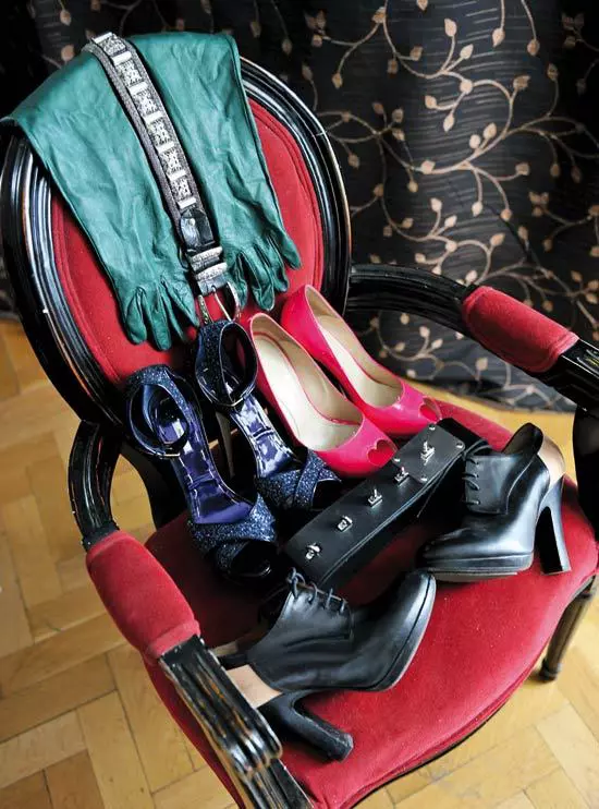 Pantofii mei favoriti sint semnati de  Jil Sander sau Alexander McQueen si stiu sigur ca intr-o zi voi avea dulapul plin de pantofi… Uneori ajung si eu la vorba Madonnei: „Sa cumperi pantofi e mai satisfacator decit sa faci sex!”.