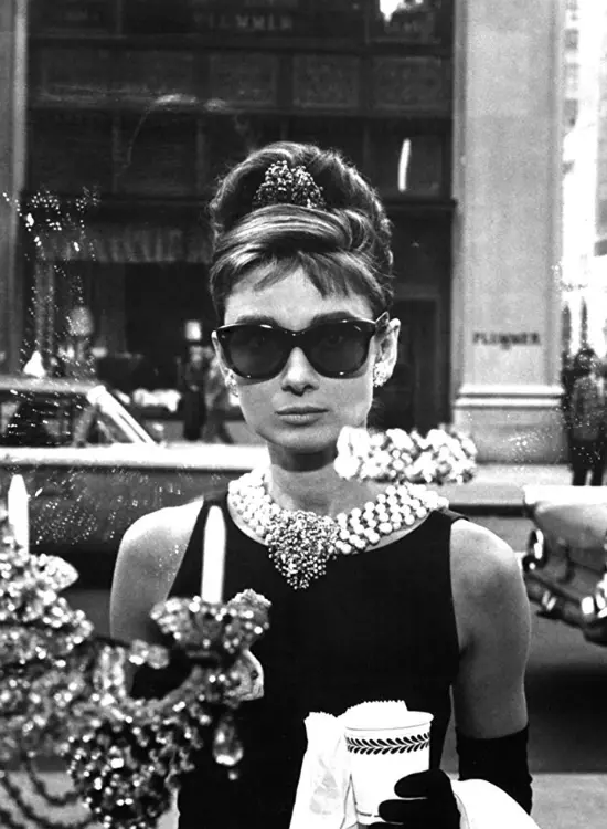 Holly Golightly (Audrey Hepburn) în filmul `Breakfast at Tiffany’s` din 1961