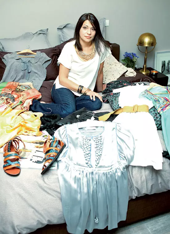 Designerul preferat al lui  Julie este Philip Lim. „In momentul de fata nu are cum sa greseasca. In iarna mi-am cumparat o rochie de vara semnata Philip Lim, pe care nu am avut rabdare sa o tin in dulap pina ii venea rindul, asa ca am purtat-o in toiul iernii cu ciorapi mati si pantofi cu platforma.“ 