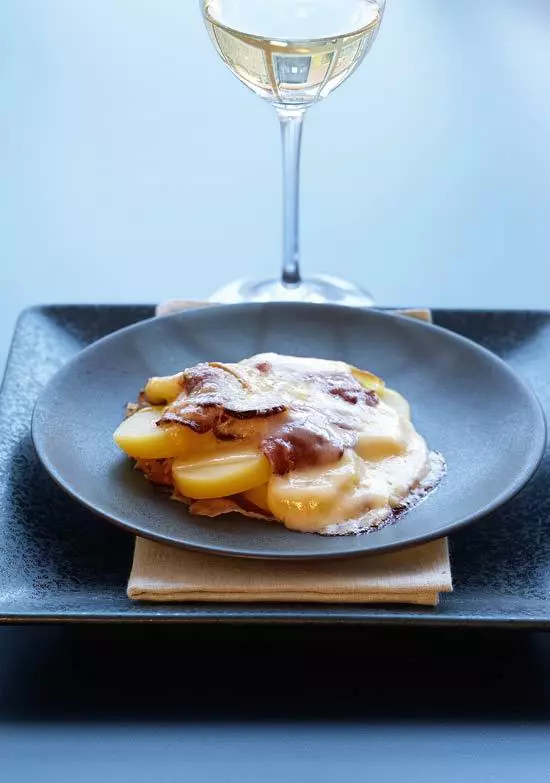 GRATIN DE CARTOFI CU BACON SI PARMEZAN
INGREDIENTE
4 cartofi mari, fierti in coaja si curatati, 8 felii de bacon, rumenite, o felie groasa de blue cheese, 8 linguri de parmezan ras, sare, piper, rozmarin uscat
PREPARARE 
Taie cartofii felii groase si asaza jumatate intr-o cratita sau o ­tava mica, unsa cu putin ulei sau unt. Sareaza, pipereaza, presara foarte putin rozmarin. Pune deasupra baconul, apoi restul de felii de cartofi. Acopera cat mai uniform cu parmezanul si presara bucatele de blue cheese. Da la cuptorul incins pana se rumeneste, apoi serveste-o fierbinte.
 