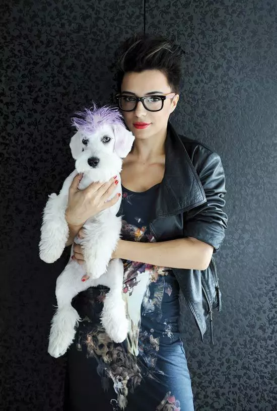 Wanda poarta rochie Christopher Kane si haina din piele Zara. Catelul este noul membru al familiei si se numeste Buu