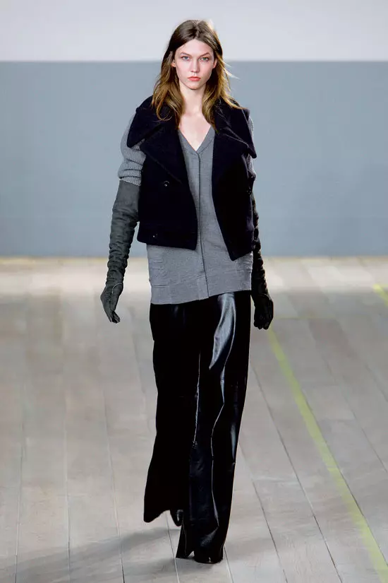 CARDIGANUL GRI Cu ce poti purta perechea ta preferata de jeans? Ce se potriveste cel mai bine cu o fusta cloche, in stilul anilor ’50? Ei bine, este vorba despre eternul, adorabilul cardigan gri din casmir, lina sau chiar matase. Cu ocazia reducerilor, iti poti achizitiona un cardigan supradimensionat, semnat Alexander Wang (de la The Place Concept Store) sau Cynthia Steffe (The Mews), un cardigan clasic din lina si matase de la Acne, pe care il poti gasi la Raionul 4, sau un cardigan din casmir gri de la Zara. Sfatul meu este sa ocolesti culorile pu­ter­nice si sa nu-ti fie teama de gri. Daca ti se pare o nuanta prea terna, exista intotdeauna avantajul unei oje rosii, al unui ruj visiniu sau al unui tricou portocaliu, asta in cazul in care simti imperativ nevoia de culoare.   