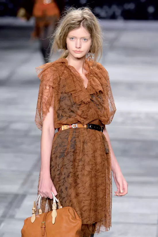 ROCHIA RETRO DIN MATASE In acest caz, nu culoarea ar trebui sa te intereseze, ci modelul! Neaparat midi, de preferinta cu un decolteu adinc, rochia din ma­ta­se are marele avantaj ca flateaza aproape orice tip de silueta. O poti purta, seara, cu sandale, sau cu cizme de calarie, ziua, si vei ob­tine intotdeauna un look relaxat si bur­ghez. Poti alege o rochie rosie din matase, de la Moschino, o rochie neagra, austera de la Prada sau varianta kimono de la Etro (le gasesti la magazinul Men­gotti), o rochie cu imprimeuri Art Déco de la Emilio Pucci sau nude, de la Alberta Ferretti (disponibile la The Place Concept Store) sau un model baby-doll de la By Malene Birger (magazinul The Mews). Sint convins ca te vei indragosti de noua ta rochie si ca o vei purta in momentele in care chiar conteaza cu ce te imbraci. Un alt avantaj al rochiei retro din matase ar fi acela ca o poti  adapta, practic, oricarei tendinte. Combinatiile sint infinite: o poti purta cu o jacheta biker din piele, cu orice tip de palton army, cu blana etc. In plus, rochia retro din matase mai are un mare avantaj: seduce ori­ce… soacra. Lucru deloc de neglijat, daca intentionezi sa te ca­sa­to­res­ti.