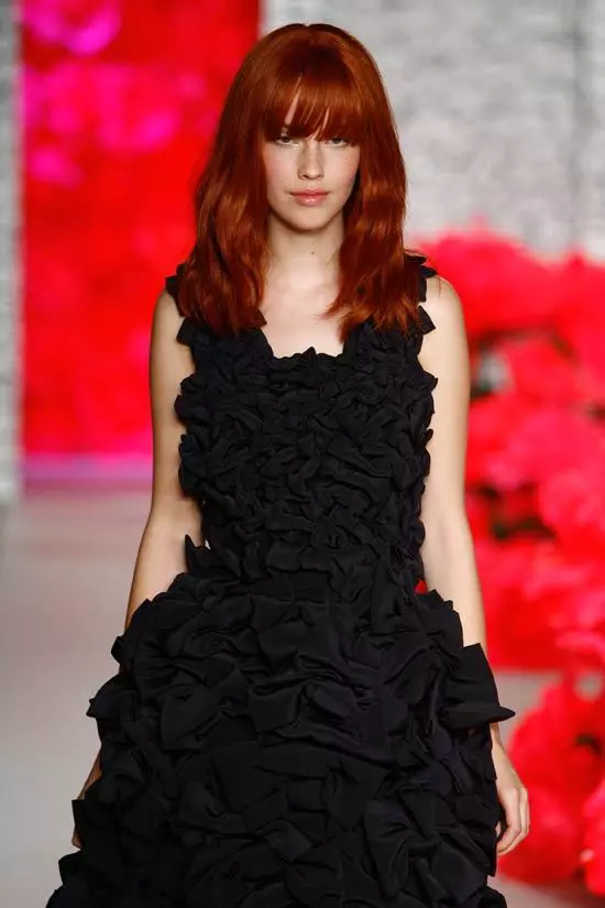  THE LOOK: PASSIONISTA De la senzualitate la atractie - trendul Passionista se bazeaza pe volum, fie cotrolat, fie natural, cu o textura bogata care sa emane feminitate. In show-ul Moschino coafura stralucitoare, specifica anilor ‘50, definita de cocurile inalte, a fost acccentuata prin esarfe care intregeau look-ul. In show-ul Isaac Mizrahi, cocurile sexy care pareau ca se vor desprinde in orice clipa au conferit un look glamour decadent. Pentru show-ul Etro, acest trend a fost reflectat in parul lung, cu onduleuri lejere si cu un aspect usor ciufulit, lasat pe spate, in stilul disco al anilor ‘70 , in timp ce, la Tommy Hilfiger, parul a fost lung, natural si sexy. Pasiunea caracteristica acestui trend a fost subliniata de nuantele diferite de roscat. “Observam o schimbare a nuantelor de roscat” este de parere Josh, care descrie noile nuante ca fiind culori care nu se regasesc in natura: “imaginati-va cutiile postale londoneze, nuanta de par a lui Karen Elson, rujul rosu”.