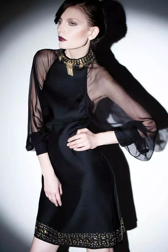 Rochie din voal si matase cu aplicatii metalice, Moschino, 5.600 lei; colier metalic, Stefanel, 480 lei.