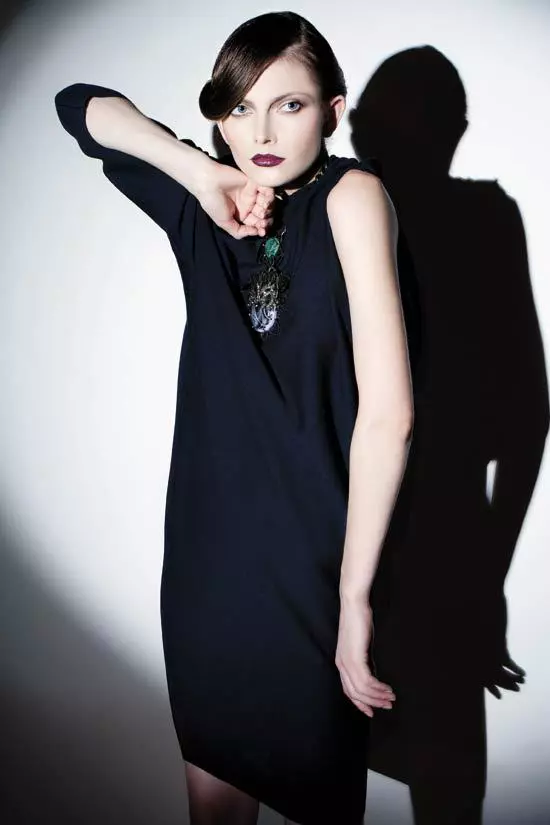 Rochie din lina, Zara, 399 lei; colier cu cristale, Lanvin, 6.739 lei, magazinul Victoria 46. 