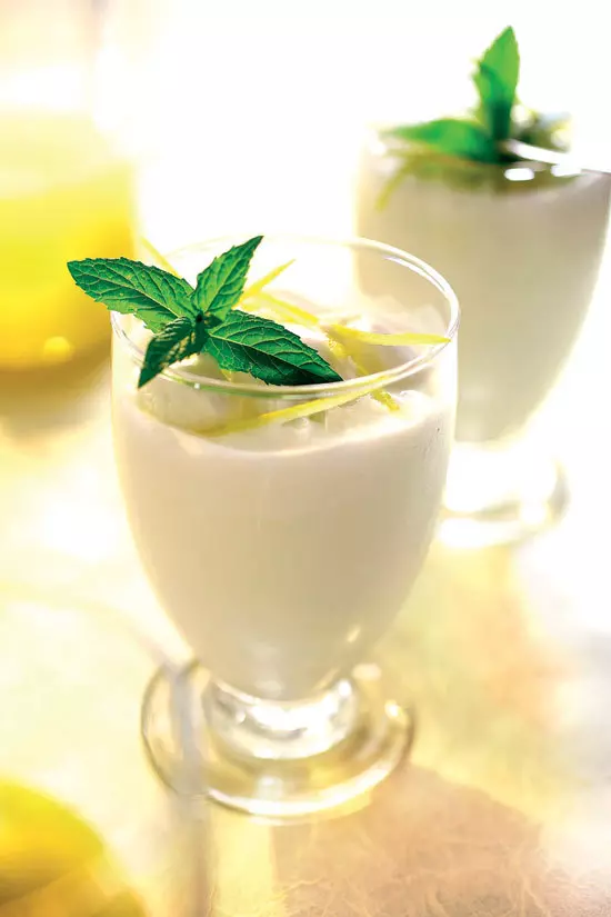 SORBETTO DE LAMAIE
INGREDIENTE: 3 cesti apa, coaja rasa de lamaie (provenita de la un lamai crescut in ghiveci, daca ai de unde sa faci rost), 1 ceasca suc de lamaie proaspat stors, 3/4 ceasca zahar tos plus alte 2 linguri zahar
MOD DE PREPARARE
Amesteci zaharul, sucul de lamaie si o ceasca cu apa intr-un vas, pe foc mic; lasi sa fiarba 5 minute, amestecand din cand in cand, pana se dizolva bine zaharul. Iei de pe foc, lasi sa se raceasca, adaugi ingredientele ramase, omogenizezi, apoi torni in forme pentru cuburi de gheata si dai la congelator. Dupa ce au inghetat bine, chiar inainte de a le servi, pui cuburile in mixer ori blender si reomogenizezi sorbetto-ul intr-o pasta. Servesti imediat, in pahare ori cupe tinute in prealabil in frigider. Sau pui la loc sorbettoul in congelator, unde poate fi pastrat timp de doua-trei saptamani; la servire, va trebui amestecat din nou in blender, pentru o textura fina.
 