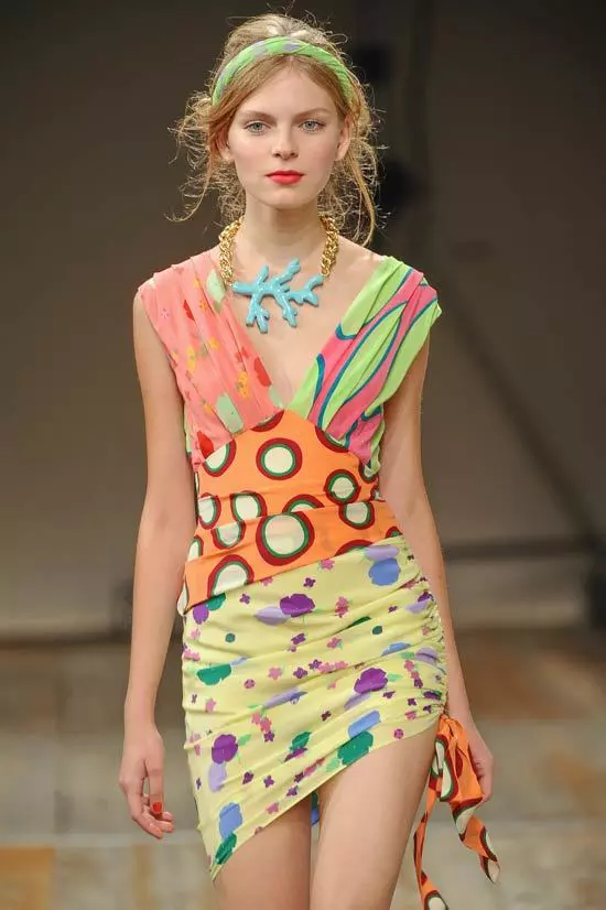THE LOOK: YOUNG AND UNDONE  Aceasta tendinta, definita de Sam Mcknight, ca fiind “tinereasca, fresh, energica si optimista” prezinta un look elaborat, dar, in acelasi timp, extrem de natural finisat. Pentru prezentarea Cheap and Chic de la Moschino cocurile usor ciufulite au fost prinse cu esarfe colorate , in timp ce la DSquared2 cocurile bine definite, au fost ravasite pentru a da un aspect final usor neglijent. In prezentarea Vivienne Westwood Gold Label parul a fost strans in jurul capului, creand un aspect architectural; pentru un look final romantic si un efect texturat, cateva suvite au fost desprinse usor din coc.