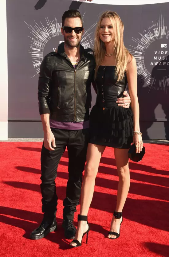 Behati Prinsloo si Adam Levine