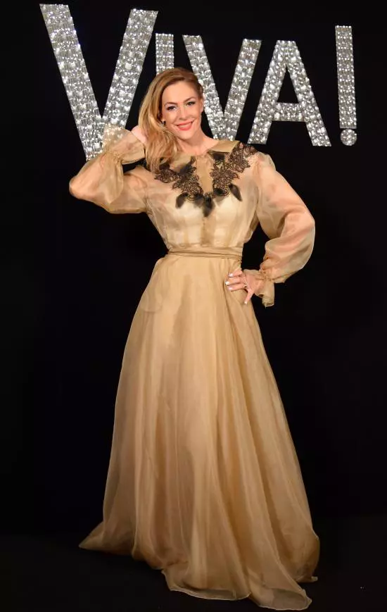 Roxana Ciuhulescu - Rochie Marie Ollie, accesorii Mihai Albu