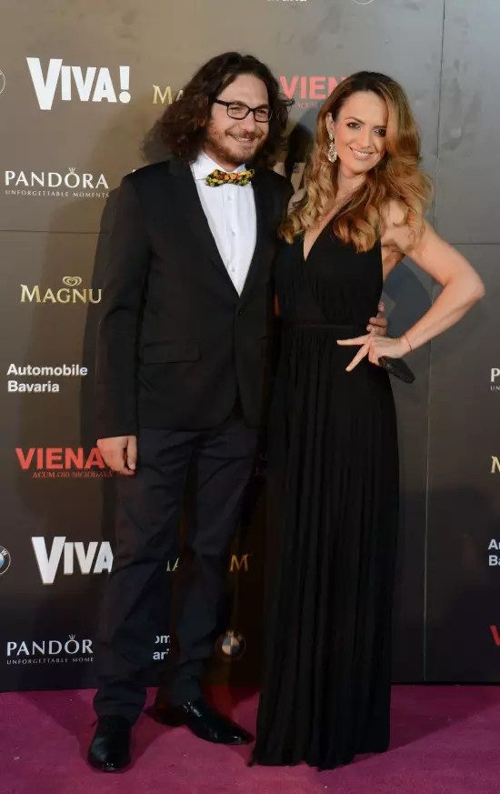 Florin Dumitrescu (tinuta COS, papion Boobow) si Cristina Sima (rochie Halston Heritage) 