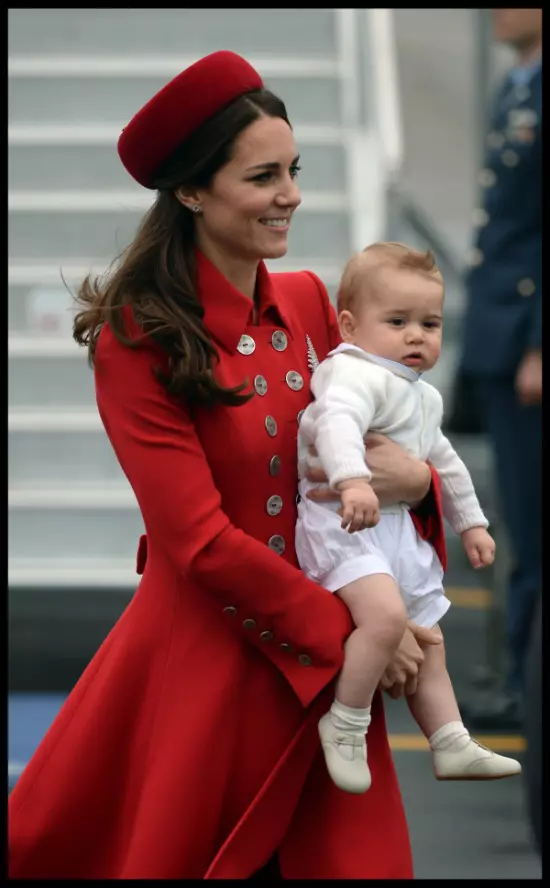 Mantou roşu, creaţie Catherine Walker 