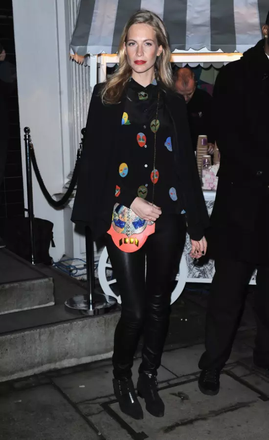 Poppy Delevingne – Camasa si geantă Stella McCartney la petrecerea anuală organizată de Stella McCartney cu ocazia Crăciunului 