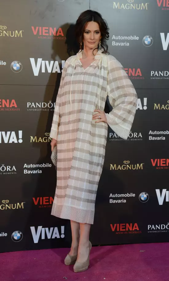 Andreea Berecleanu (rochie Adrian Oianu, pantofi Casadei)