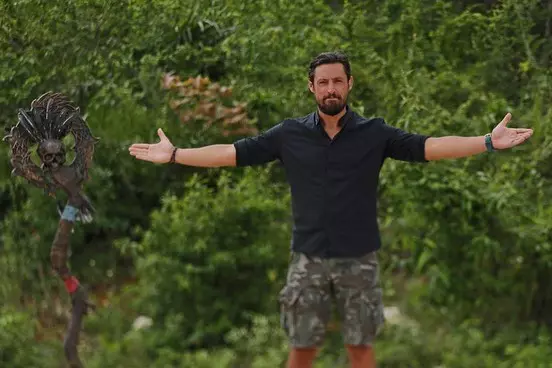 De-ce-foloseste-Daniel-Pavel-cuvinte-„bizare-la-„Survivor-Romania-2022.-Ce-studii-are-prezentatorul-TV-6