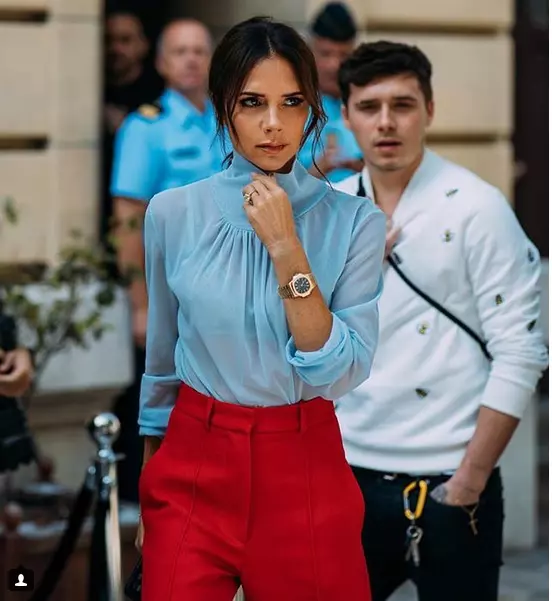 Victoria etalează pe rând inelele primite de la David.