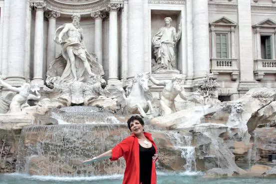În 2008, Lisa Minelli și-a prezentat turneul live la Fontana di Trevi.