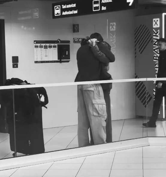 Sânziana-Negru-și-Ștefan-Floroaica-îmbrățișare-emoționantă-la-aeroport-după-filmările-Asia-Express-2025 (2)