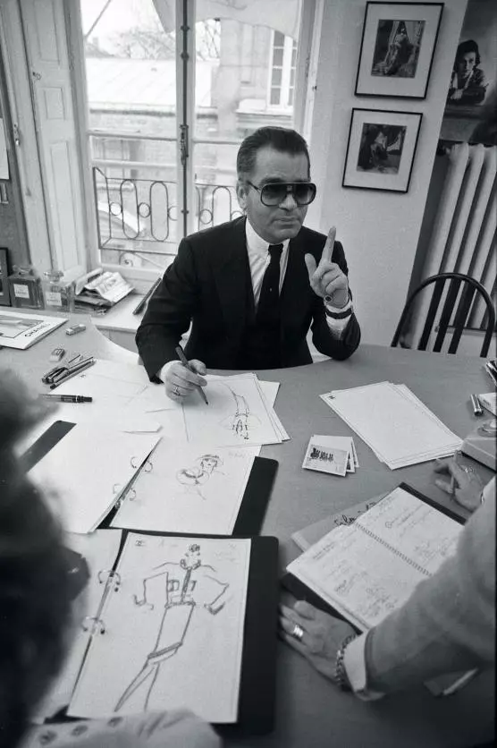 În 1983, Karl Lagerfeld s-a alăturat, ca director artistic, casei de modă Chanel. Un an mai târziu, pe 5 martie 1984, realizează prima colecție Haute Couture în atelierul Chanel de pe rue Cambon, din Paris.