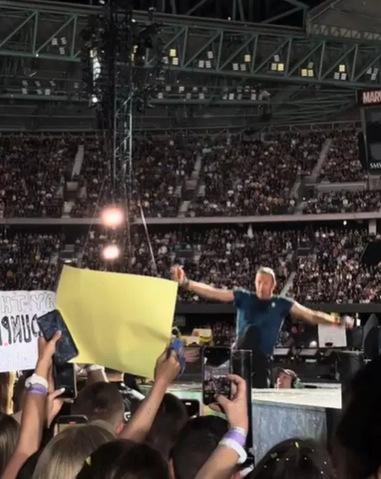 chris martin a cazut pe scena