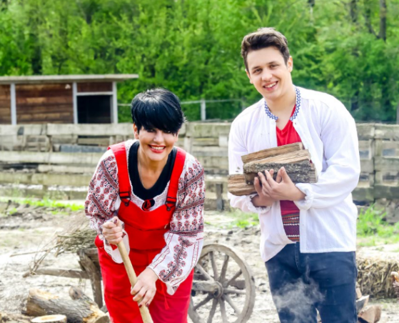 patrizia-paglieri-si-fiul-sau-francesco-vor-intra-impreuna-in-ferma-vedetelor_size24