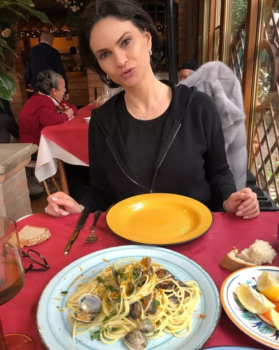 Ramona Bădescu se duce aproape zilnic la sală, la 54 de ani. "Am un antrenor personal"